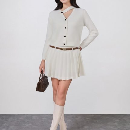High-end fashion sweater with V-neck, loose shape, long sleeves and fashionable buttons