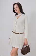 High-end fashion sweater with V-neck, loose shape, long sleeves and fashionable buttons