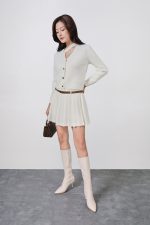High-end fashion sweater with V-neck, loose shape, long sleeves and fashionable buttons