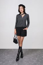 High-end fashion sweater with V-neck, loose shape, long sleeves and fashionable buttons