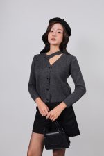 High-end fashion sweater with V-neck, loose shape, long sleeves and fashionable buttons