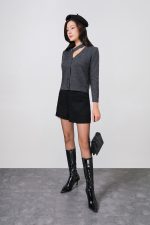 High-end fashion sweater with V-neck, loose shape, long sleeves and fashionable buttons