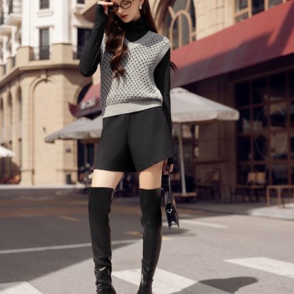 High-end fashion sweater with V-neck mesh vest and tight hem