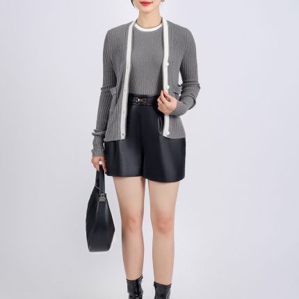 High-end fashionable wool coat with front button closure