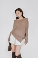 High-end sweater with crew neck, batwing sleeves and fashionable asymmetrical hem