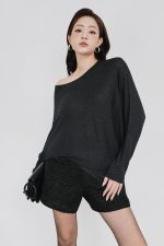 High-end sweater with crew neck, batwing sleeves and fashionable asymmetrical hem