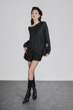High-end sweater with crew neck, batwing sleeves and fashionable asymmetrical hem