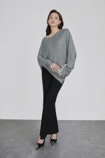 High-end sweater with crew neck, batwing sleeves and fashionable asymmetrical hem