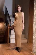 High-end sweater with round neck and buttoned design