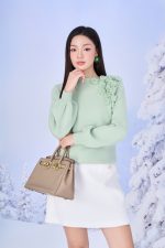 High-end sweater with round neck and shoulder pattern, fashionable flower appliqué, puffed sleeves and styled hem