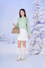 High-end sweater with round neck and shoulder pattern, fashionable flower appliqué, puffed sleeves and styled hem