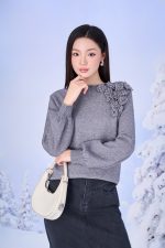 High-end sweater with round neck and shoulder pattern, fashionable flower appliqué, puffed sleeves and styled hem