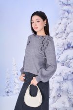 High-end sweater with round neck and shoulder pattern, fashionable flower appliqué, puffed sleeves and styled hem