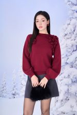 High-end sweater with round neck and shoulder pattern, fashionable flower appliqué, puffed sleeves and styled hem
