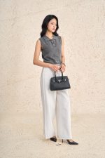High-end sweater with round neck and sleeveless buttoned hem with line pattern