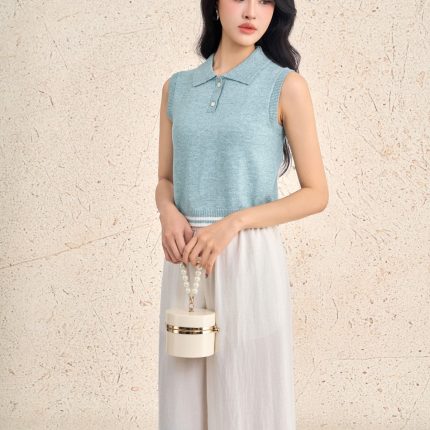 High-end sweater with round neck and sleeveless buttoned hem with line pattern