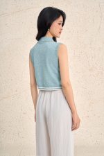 High-end sweater with round neck and sleeveless buttoned hem with line pattern