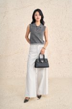 High-end sweater with round neck and sleeveless buttoned hem with line pattern