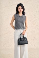 High-end sweater with round neck and sleeveless buttoned hem with line pattern