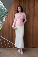 High-end sweater with round neck, long sleeves and fashionable fur buttons