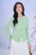 High-end sweater with round neck, long sleeves and fashionable fur buttons