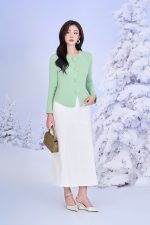 High-end sweater with round neck, long sleeves and fashionable fur buttons