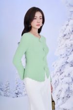 High-end sweater with round neck, long sleeves and fashionable fur buttons