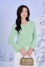 High-end sweater with round neck, long sleeves and fashionable fur buttons