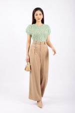 High-end sweater with twisted woven shape and round neck with light puffed sleeves