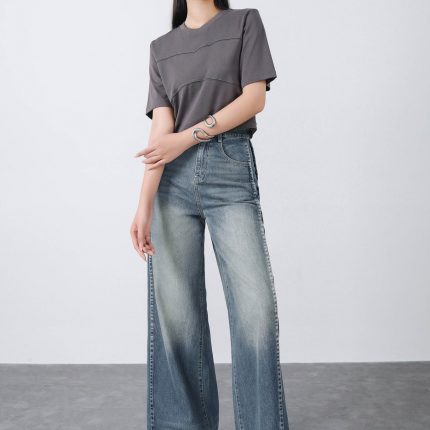 High-quality cotton t-shirt with round neck, crop top, and fashionable border
