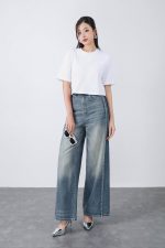 High-quality cotton t-shirt with round neck, crop top, and fashionable border
