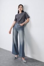 High-quality cotton t-shirt with round neck, crop top, and fashionable border