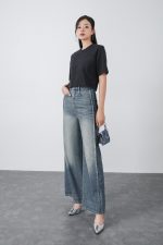 High-quality cotton t-shirt with round neck, crop top, and fashionable border