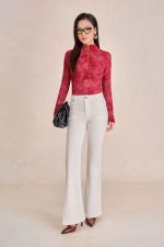 High-quality knitted shirt in mesh fabric with a fitted collar and fashionable long sleeves