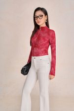 High-quality knitted shirt in mesh fabric with a fitted collar and fashionable long sleeves