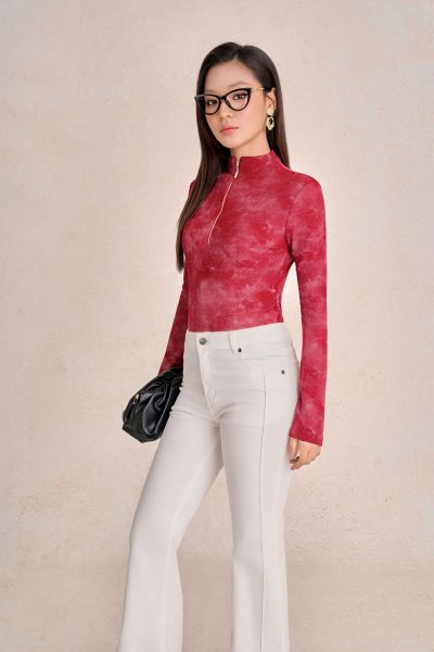 High-quality knitted shirt in mesh fabric with a fitted collar and fashionable long sleeves