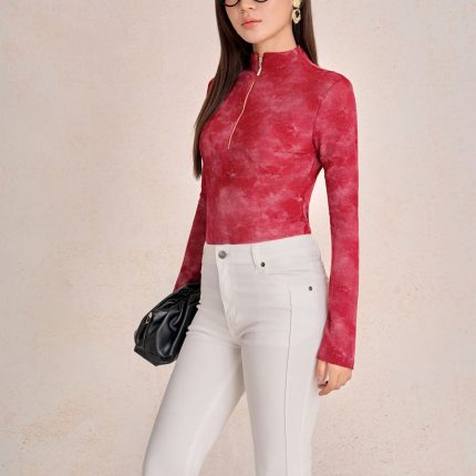 High-quality knitted shirt in mesh fabric with a fitted collar and fashionable long sleeves