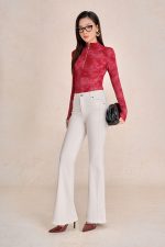High-quality knitted shirt in mesh fabric with a fitted collar and fashionable long sleeves