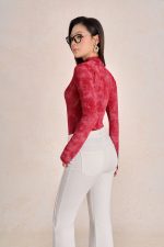 High-quality knitted shirt in mesh fabric with a fitted collar and fashionable long sleeves