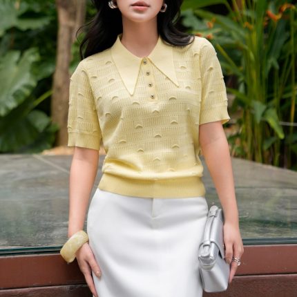 High-quality knitted sweater with German collar and buttoned sleeves, fashionable fitted hem