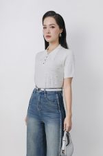 High-quality knitted sweater with German collar and buttoned sleeves, fashionable fitted hem