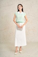 High-quality knitted sweater with loose shape, turn-down sleeves, fashionable stone-embellished collar, stylish elastic hem