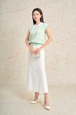 High-quality knitted sweater with loose shape, turn-down sleeves, fashionable stone-embellished collar, stylish elastic hem