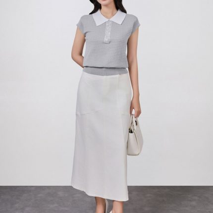 High-quality knitted sweater with loose shape, turn-down sleeves, fashionable stone-embellished collar, stylish elastic hem