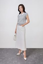 High-quality knitted sweater with loose shape, turn-down sleeves, fashionable stone-embellished collar, stylish elastic hem
