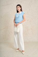 High-quality knitted sweater with loose shape, turn-down sleeves, fashionable stone-embellished collar, stylish elastic hem