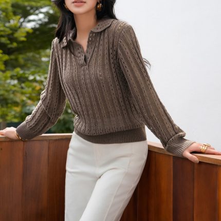 High-quality knitted sweater with round neck and long sleeves with elastic hem