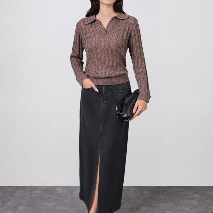 High-quality knitted sweater with round neck and long sleeves with elastic hem