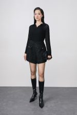 High-quality knitted sweater with round neck and long sleeves with elastic hem