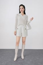 High-quality knitted sweater with round neck and long sleeves with elastic hem